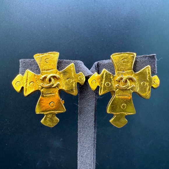 LOT 1620 24K gold plated CHANEL vintage clip on earrings - Picture 1 of 7